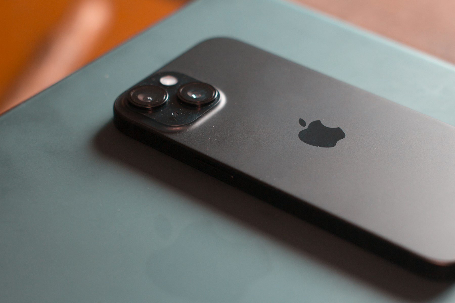 Phone and tablet research imagery for refurbished device buying guidance